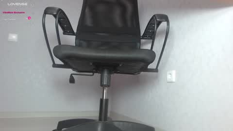 Snapshot of blondiana chatting on February 5, 1:00 pm Im Di. I smell naked even when Im dressed. online show from February 5, 1:00 pm