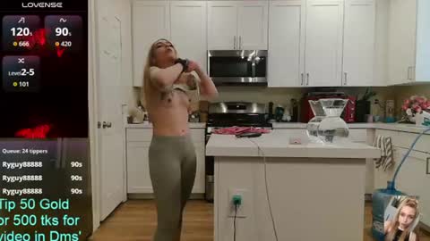 Snapshot of blondiebubblebooty chatting on June 20, 8:11 pm Bubbles online show from June 20, 8:11 pm