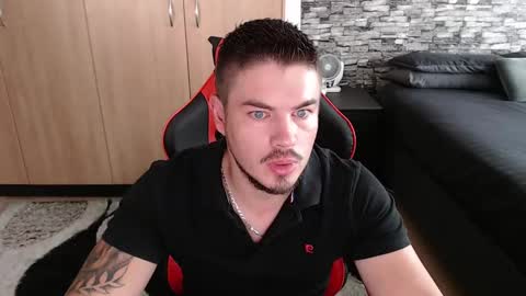 blueeyeboy0 online show from February 10, 8:31 am