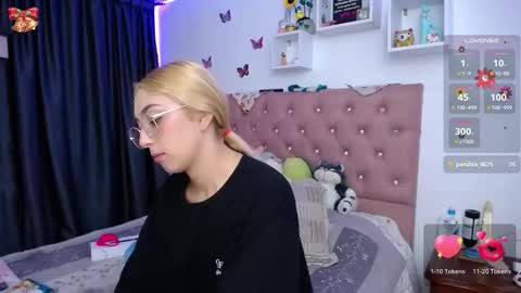 Snapshot of bonny_clyde_xx_ chatting on January 16, 4:49 am Soffy Brooks Independent model online show from January 16, 4:49 am