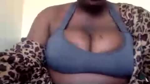 Snapshot of bootylicious_1_ chatting on July 10, 7:01 am vee online show from July 10, 7:01 am