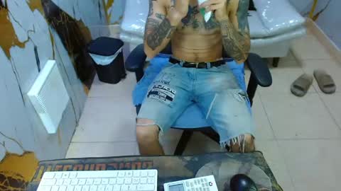 boy_tatto77 online show from May 31, 12:12 pm