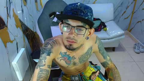 boy_tatto77 online show from June 3, 2:33 pm