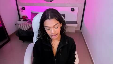 Snapshot of britney_collins_ chatting on July 1, 2:40 pm britney_collins_ online show from July 1, 2:40 pm