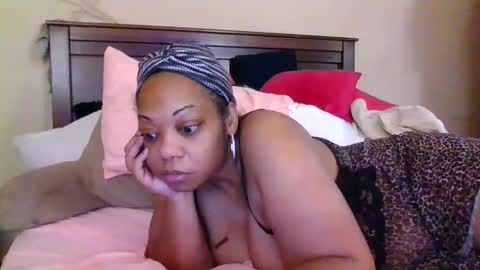 Snapshot of brownroundrenee chatting on June 9, 10:27 am brownroundrenee online show from June 9, 10:27 am