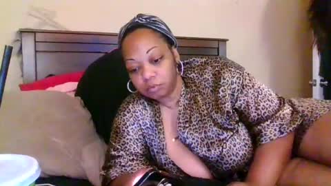 Snapshot of brownroundrenee chatting on June 21, 11:57 am brownroundrenee online show from June 21, 11:57 am