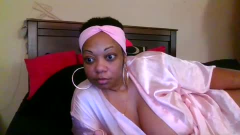 Snapshot of brownroundrenee chatting on June 23, 11:19 am brownroundrenee online show from June 23, 11:19 am