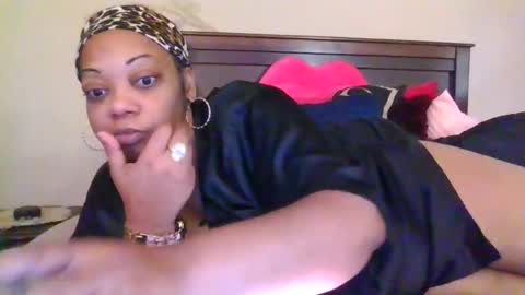 Snapshot of brownroundrenee chatting on July 5, 12:23 pm brownroundrenee online show from July 5, 12:23 pm