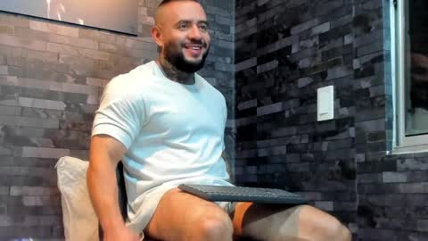 brucedallas online show from May 2, 1:10 am