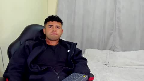 Snapshot of bryan_stoness chatting on December 6, 1:29 am bryan stoness online show from December 6, 1:29 am