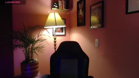 bunnyEmilyR0s33 online show from March 14, 8:20 am