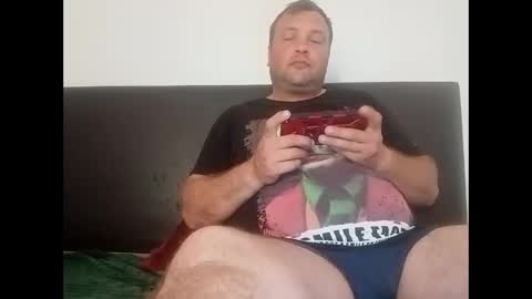 Snapshot of bury703709 chatting on May 24, 5:23 am Creazy dad online show from May 24, 5:23 am