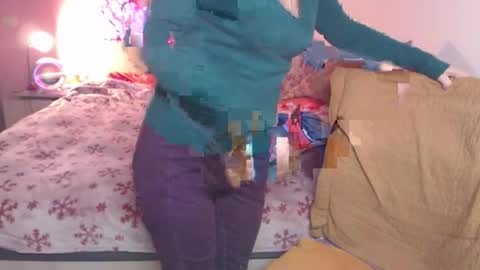 Snapshot of bustygf chatting on February 6, 10:35 pm anna online show from February 6, 10:35 pm