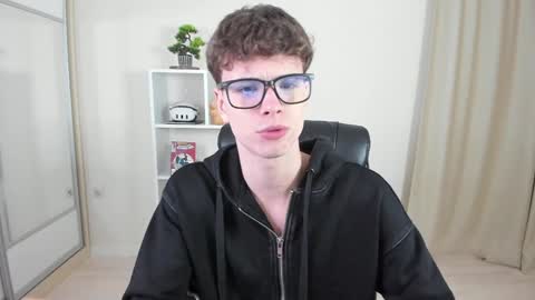 Hey I am Calvin  online show from January 31, 7:08 pm