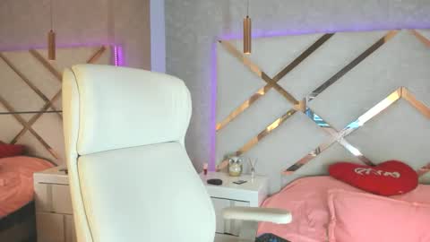 Snapshot of camila_vv chatting on April 15, 10:43 pm camila online show from April 15, 10:43 pm