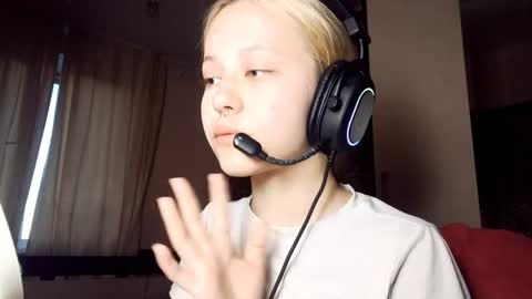 Mia online show from April 16, 3:24 pm