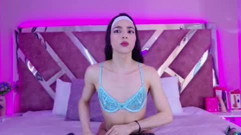 candyluxury_ online show from May 19, 12:11 pm