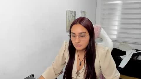 caroline_rodriguez_9 online show from June 2, 6:54 pm
