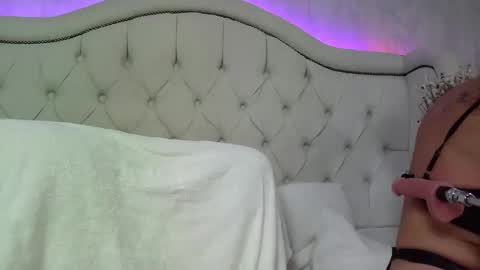 carolinesampaio online show from April 10, 10:53 am