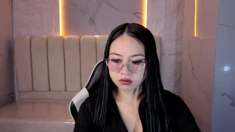 Snapshot of catalina_tx_ chatting on February 13, 2:24 pm Online 800 to 1400 online show from February 13, 2:24 pm