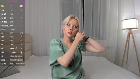 Snapshot of cathiearzabala chatting on July 10, 11:02 am Mia online show from July 10, 11:02 am