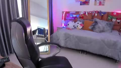 catti_brie_ online show from July 3, 11:38 am