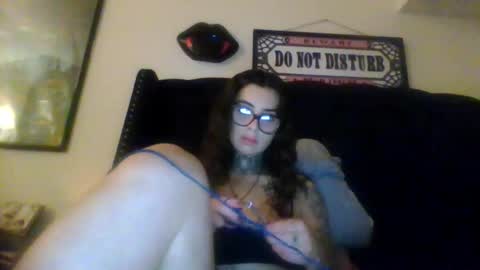 Snapshot of ceceluv27 chatting on November 25, 1:38 am ceceluv27 online show from November 25, 1:38 am