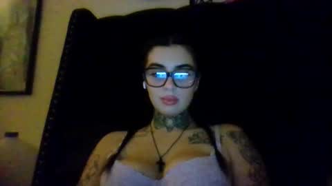 Snapshot of ceceluv27 chatting on December 20, 2:40 am ceceluv27 online show from December 20, 2:40 am