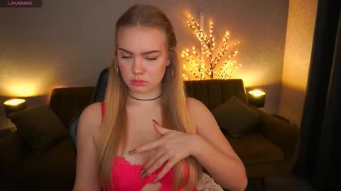 celestenoirr online show from December 3, 8:12 am