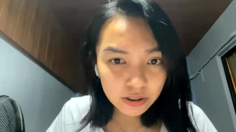 Snapshot of charamaracle chatting on April 1, 1:01 pm Elly online show from April 1, 1:01 pm