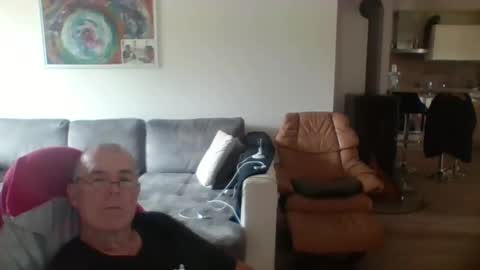 Snapshot of charles6064 chatting on May 10, 11:37 am charles6064 online show from May 10, 11:37 am