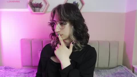 Snapshot of charlothe_dumont chatting on June 18, 1:48 pm charlothe_dumont online show from June 18, 1:48 pm