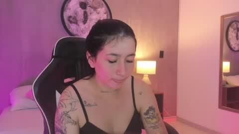 Snapshot of charlottee27_ chatting on June 10, 2:01 am Charlottee online show from June 10, 2:01 am