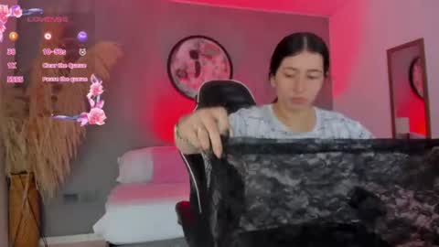 Snapshot of charlottee27_ chatting on June 19, 2:05 am Charlottee online show from June 19, 2:05 am