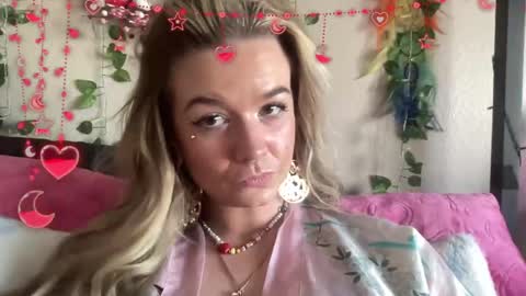 Chey online show from April 2, 9:12 pm