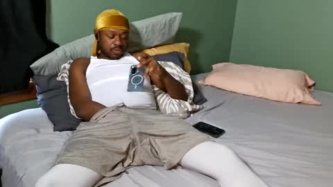 Que online show from March 16, 5:06 pm