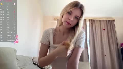 Snapshot of chloe_show chatting on June 6, 11:15 am hloe online show from June 6, 11:15 am