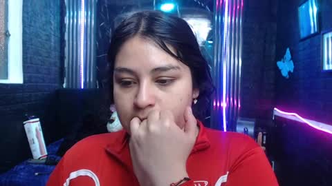 Snapshot of chloe_smith5 chatting on June 16, 1:14 pm chloe_smith5 online show from June 16, 1:14 pm