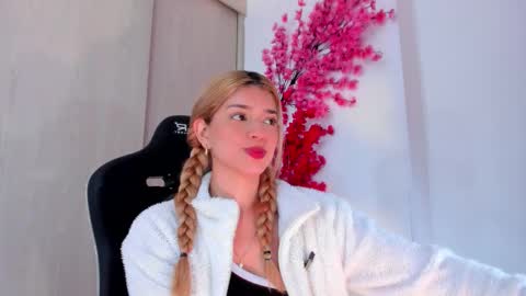 Chloe Miller  online show from February 1, 9:57 pm