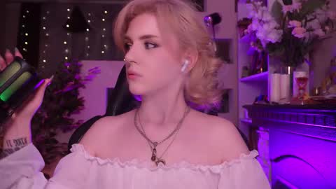 chriss_foxx online show from March 18, 5:16 pm