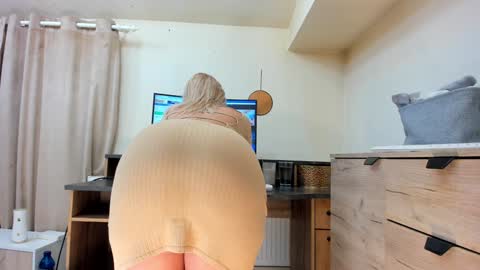 Snapshot of classy_medeeea chatting on February 2, 1:37 am Deea xxx online show from February 2, 1:37 am