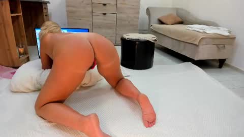 Snapshot of classy_medeeea chatting on July 17, 2:40 am Deea xxx online show from July 17, 2:40 am