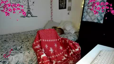 Snapshot of cleo_christmas chatting on June 14, 12:19 am cleo_christmas online show from June 14, 12:19 am