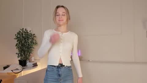 Kate  online show from March 18, 7:33 am