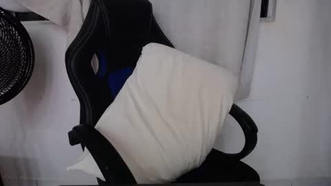 Snapshot of corolaxxl chatting on December 21, 1:02 am corolaxxl online show from December 21, 1:02 am