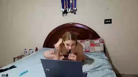 Snapshot of couplehot1515 chatting on December 27, 4:04 am couplehot1515 online show from December 27, 4:04 am