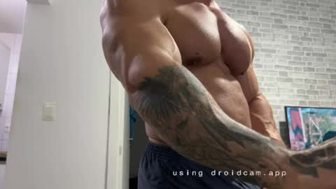 couplemuscle40 online show from May 30, 11:35 pm