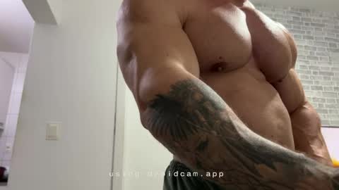 couplemuscle40 online show from June 9, 1:23 pm