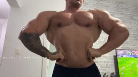 couplemuscle40 online show from June 22, 6:27 pm