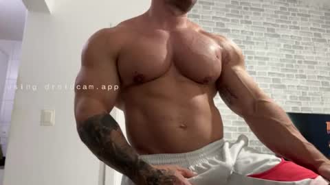 couplemuscle40 online show from July 1, 3:01 pm